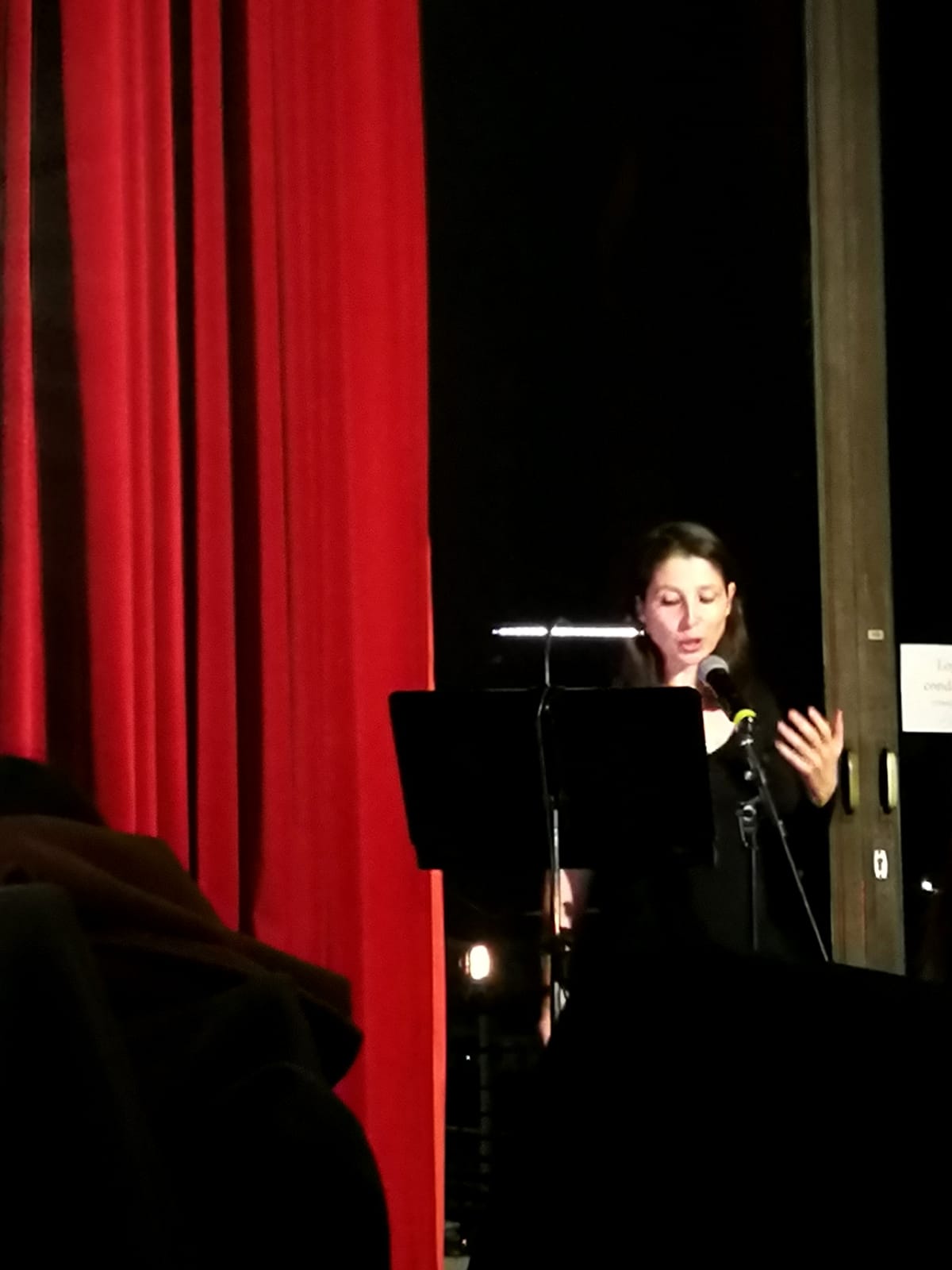 photo de Laure Gauthier donnant lecture à l'Opéra de Rouen